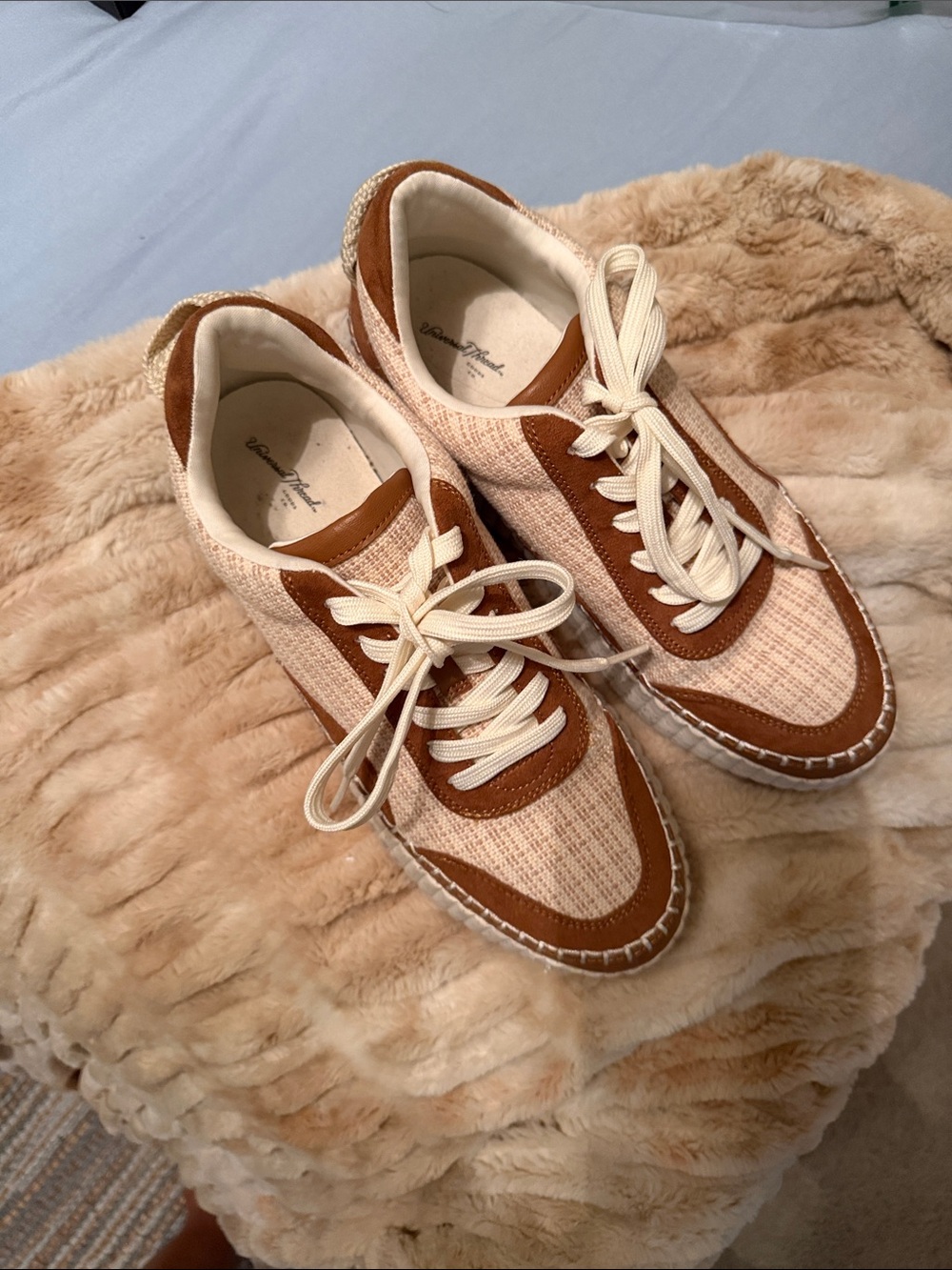 Universal Thread Cream & Tan Lace-Up Sneakers